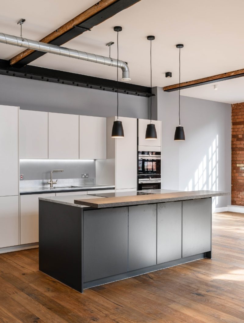 Live Projekt industrial apartment room with modern white and grey kitchen