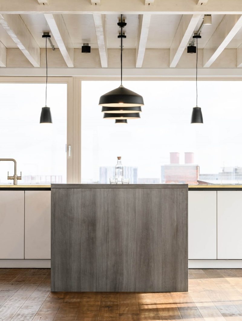 Live Projekt industrial apartment kitchen island with pendant lights