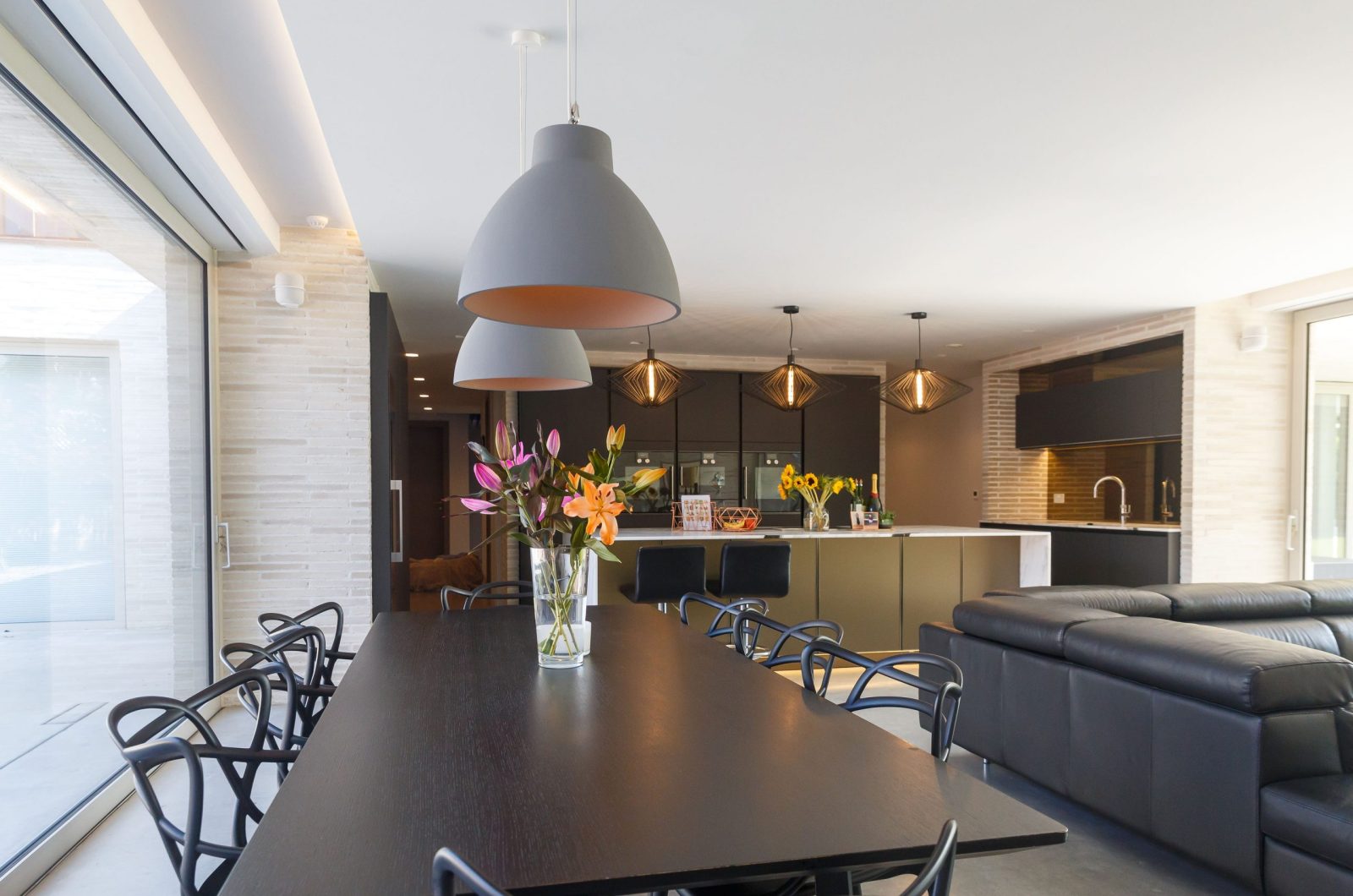 Studio Spicer Project open plan kitchen overlooking the 8 seater dining table onto the breakfast bar